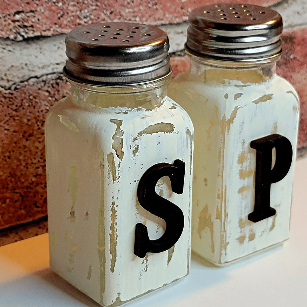 https://www.designodeal.com/cdn/shop/products/rustic-farmhouse-salt-pepper-shakers-880774_1024x1024.jpg?v=1674675716