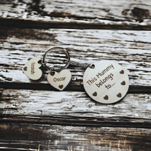 Load image into Gallery viewer, This Mommy Belongs To Keychain With Round Mom Charm and Heart Kids Charms - Designodeal

